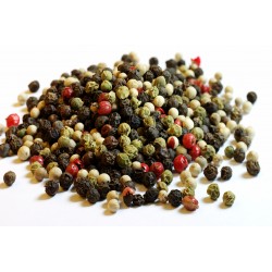 Ganzer farbiger Bio-Paprika...