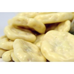 Bananenchips in weißer...